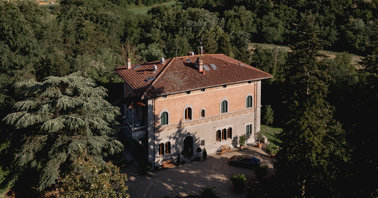 Pre-Wedding Photoshoot in a Picture-Perfect Italian Villa